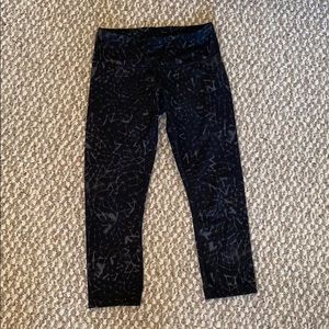 Lululemon Mid-Rise Black Pattern Capri